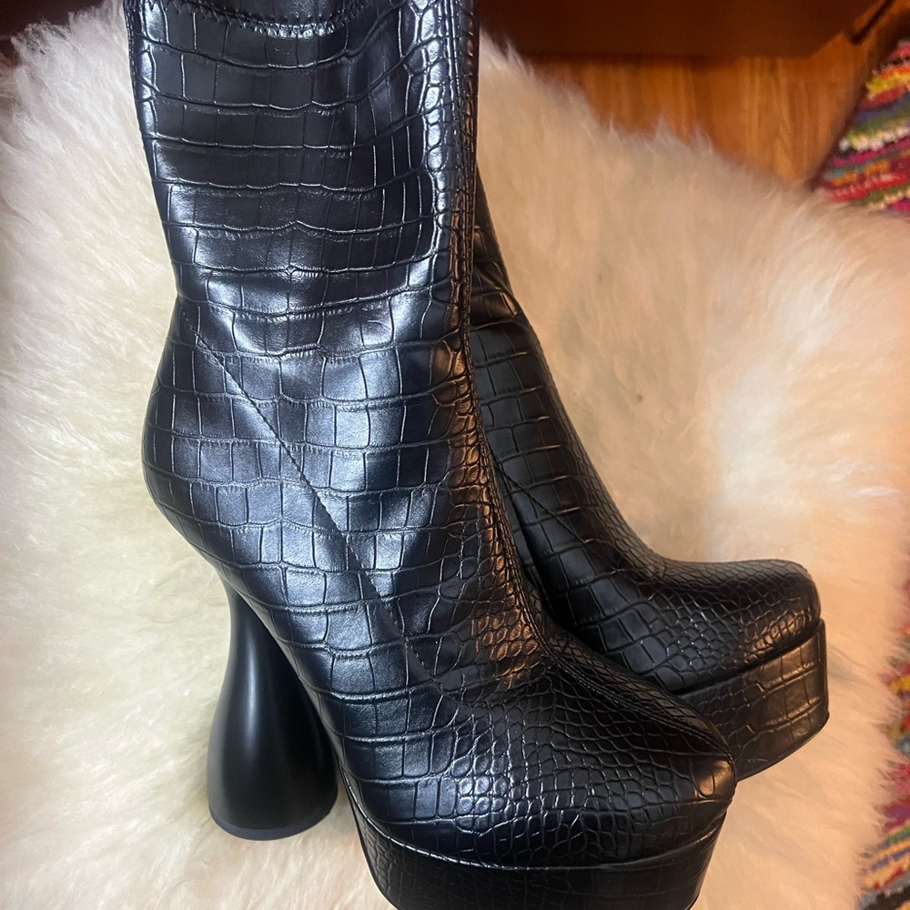 Simmi London Croc-Embossed Platform Boots size 8. New - Picture 2 of 4